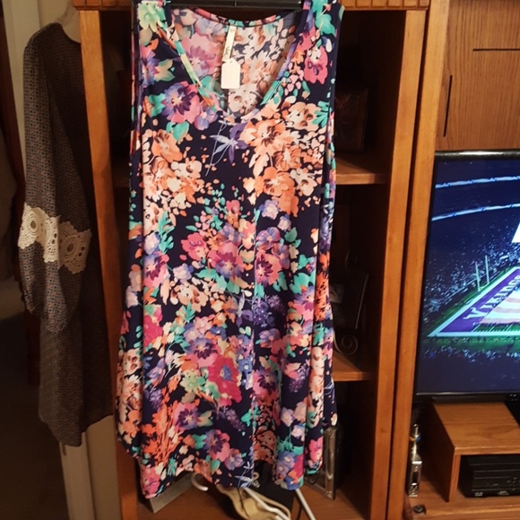 Ladies cute dress! Floral is in again this year!! - Picture 2 of 4